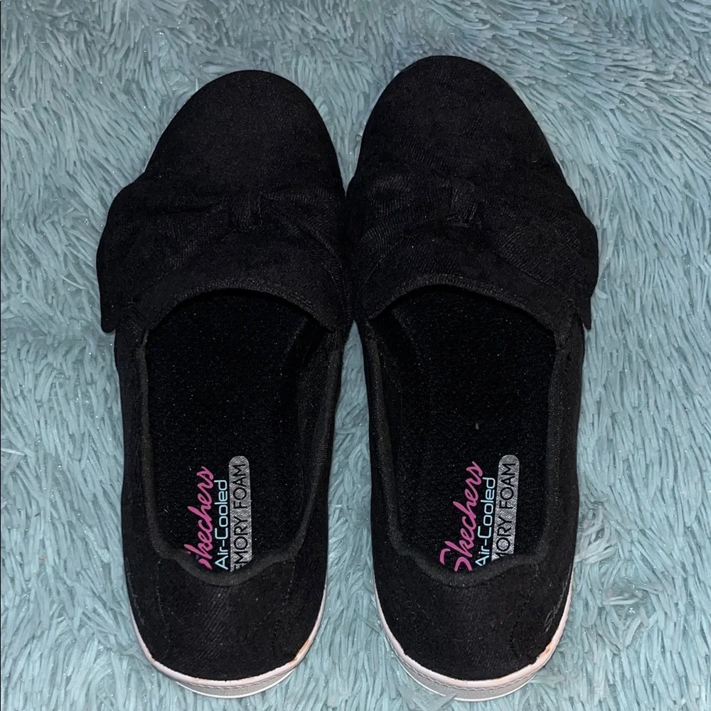 SKETCHERS NWT 8.5 BLACK TRENDY BOW SLIP ON DESIGN - Picture 2 of 6